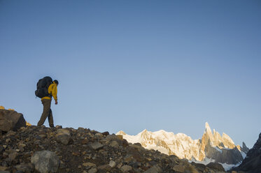 Mann beim Wandern in der Nähe der Laguna Torre, El Chalten, Nationalpark Los Glaciares, Argentinien - ISF14807