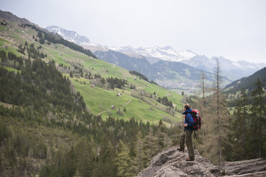 Mann beim Wandern in der Nähe der Engstligenfälle, Adelboden, Berner Oberland, Schweiz - ISF14814