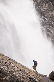 Mann beim Wandern in der Nähe der Engstligenfälle, Adelboden, Berner Oberland, Schweiz - ISF14815