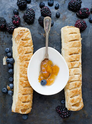 Gebackenes Gebäck mit Marmelade und Brombeeren - ISF14826