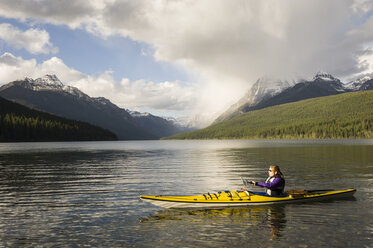 Kajakfahrerin auf dem St. Mary Lake, Glacier National Park, Montana, USA - ISF14844