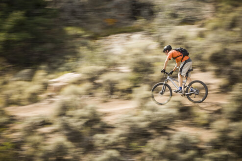 Mann beim Mountainbiking auf dem Jack's Trail in der Hartman Rock Recreation Area, Gunnison, Colorado, USA - ISF14846