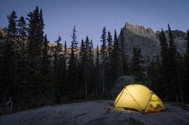 Camping in der Nähe des Crater Lake am Fuße des Lone Eagle Peak, Indian Peaks Wilderness, Colorado, USA - ISF14852