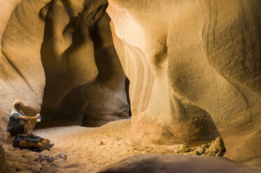 Männlicher Wanderer in Buckskin Gulch, Vermilion Cliffs Wilderness, Utah, USA - ISF14856