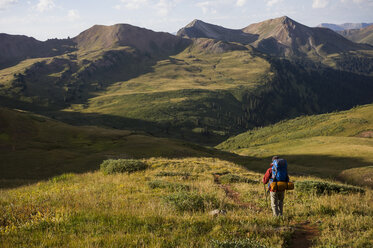 Frau beim Wandern über den Frigid Air Pass, West Elk Mountains, Colorado, USA - ISF14857