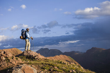 Frau beim Wandern im Frigid Air Pass, West Elk Mountains, Colorado, USA - ISF14858