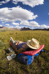 Frau beim Rucksacktourismus im Fridgid Air Pass, West Elk Mountains, Colorado, USA - ISF14859