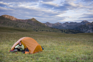 Frau beim Zelten, Hasley Basin, West Elk Mountains, Colorado, USA - ISF14861