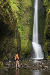 Frau beim Wandern am Fuß der Oneonta Falls, Columbia River Gorge, Oregon, USA - ISF14863