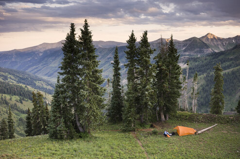 Frau beim Zelten in der Nähe von Paradise Divide, Indian Peaks Wilderness, Colorado, USA - ISF14867