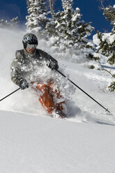 Mann beim Skifahren im Solitude Mountain Resort, Utah, USA - ISF14870