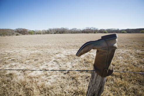 Abandoned boot on fencepost, Texas, USA - ISF14911