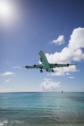 Landung eines Flugzeugs, Mullet Bay, Insel St. Maarten, Niederlande - ISF14913