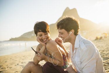 Junges Paar beim Musikhören, Ipanema Beach, Rio, Brasilien - ISF14916