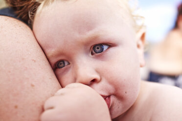 Close up of mother and male toddler sucking his thumb - ISF14945