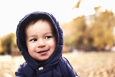 Porträt eines kleinen Jungen im Anorak mit Kapuze - ISF14950