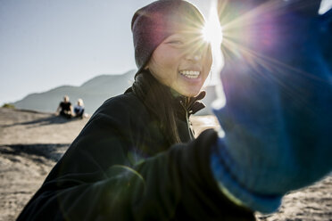 Porträt einer schüchternen jungen Wanderin, Squamish, British Columbia, Kanada - ISF14999