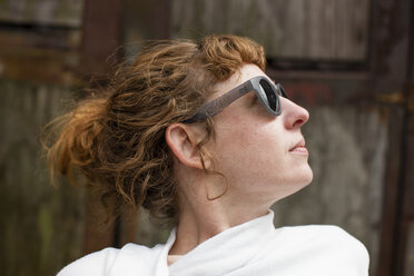 Porträt einer Frau mit Sonnenbrille - ISF15013