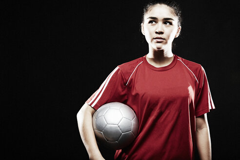 Junge Frau hält Fußball - ISF15018