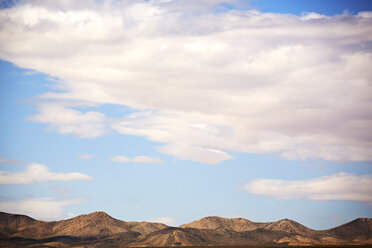 Blick auf eine ferne Berglandschaft, Kalifornien, USA - ISF15069