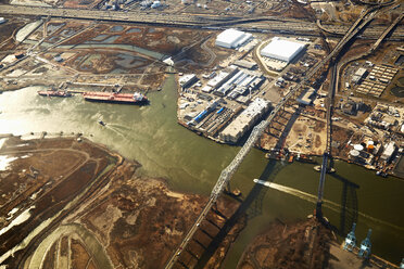 Luftaufnahme einer Stadtlandschaft mit Fluss und Industrie, New Jersey, USA - ISF15071