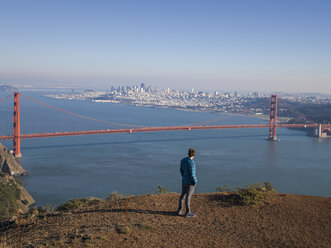 Junger männlicher Tourist mit Blick auf die Golden Gate Bridge, San Francisco, Kalifornien, USA - ISF15094