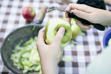 Person, die einen Apfel schält - CUF37915