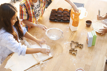 Kinder machen Teig in der Küche - CUF38007