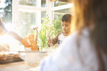 Kinder backen in der Küche - CUF38009