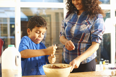 Mutter und Sohn backen in der Küche - CUF38019