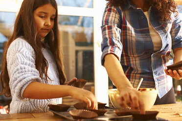 Mutter und Tochter backen in der Küche - CUF38021