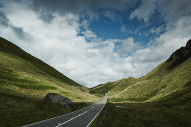 Blick auf eine Bergstraße im Sonnenlicht, Beulah, Wales, UK - ISF15140