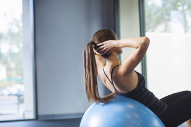 Junge Frau trainiert mit Gymnastikball - ISF15153