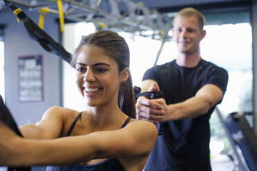 Ehepaar trainiert im Fitnessstudio - ISF15160