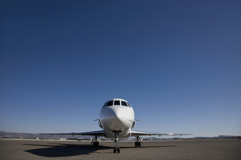 Stationärer Privatjet auf dem Rollfeld eines Flughafens - ISF15188