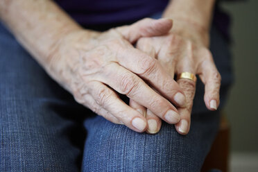 Nahaufnahme der Hände einer 82 Jahre alten Seniorin - ISF15215