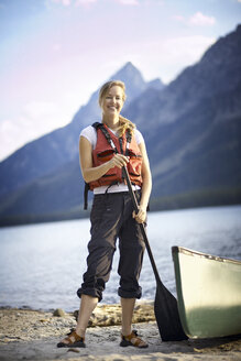 Porträt einer Kanufahrerin am See, Grand Tetons, Wyoming, USA - ISF15224