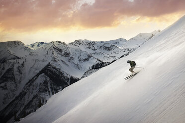 Erwachsener Mann beim Skifahren, Golden, British Columbia, Kanada - ISF15225