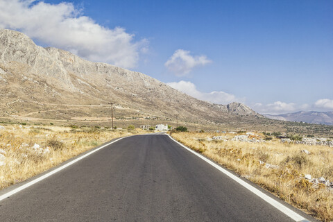 Griechenland, Peloponnes, Halbinsel Mani, leere Straße, lizenzfreies Stockfoto