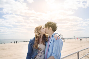 Romantisches Paar küsst sich am Strand - ISF15296