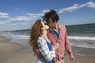 Romantisches Paar küsst sich am Strand - ISF15298