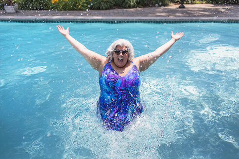 Porträt einer reifen Frau beim Planschen im Schwimmbad - ISF15319