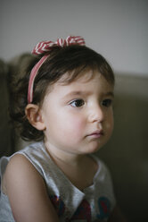 Porträt eines konzentrierten kleinen Mädchens zu Hause - GEMF02097