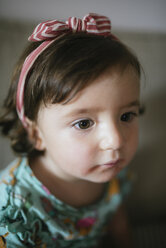 Porträt eines konzentrierten kleinen Mädchens zu Hause - GEMF02098