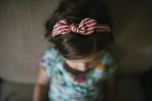 Kleines Mädchen auf der Couch zu Hause, Haarband, von oben - GEMF02106