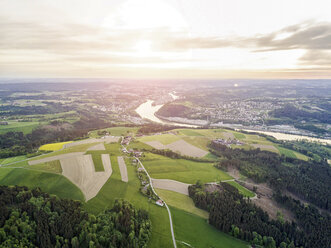 Deutschland, Bayern, Passau, Luftaufnahme der Dreiflüssestadt und der Donau - JUNF01055