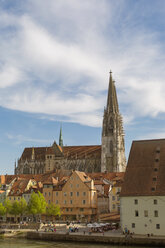 Deutschland, Bayern, Regenbsurg, Regensburger Dom und Donau - JUNF01060