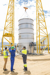 Bauarbeiter im Gespräch auf der Baustelle - ZEF15760