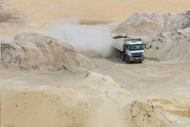 Lkw fährt durch Sandhaufen - ZEF15765