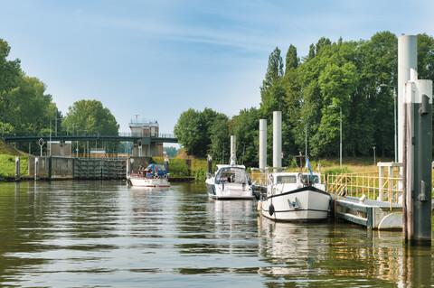 Niederlande, Limburg, Osen, Maas, wartendes Motorboot, lizenzfreies Stockfoto